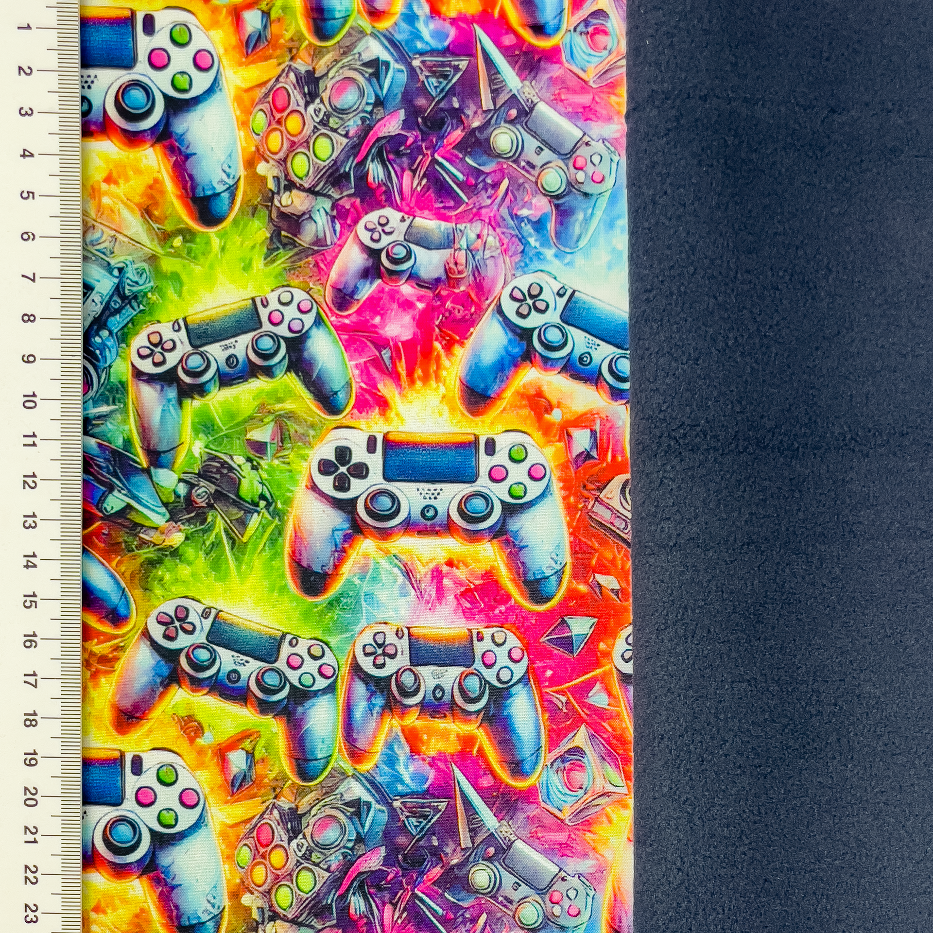 Softshell Digital mit Game Controllern und bunter Farbexplosion ...